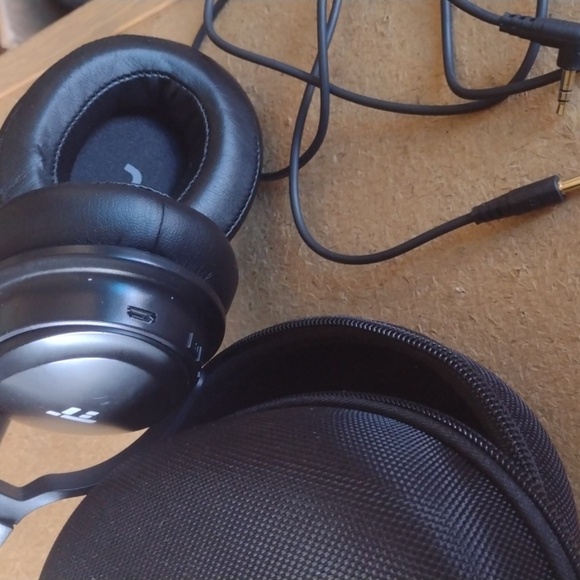 TaoTronics Black Wireless Headphones with Case - Picture 2 of 3